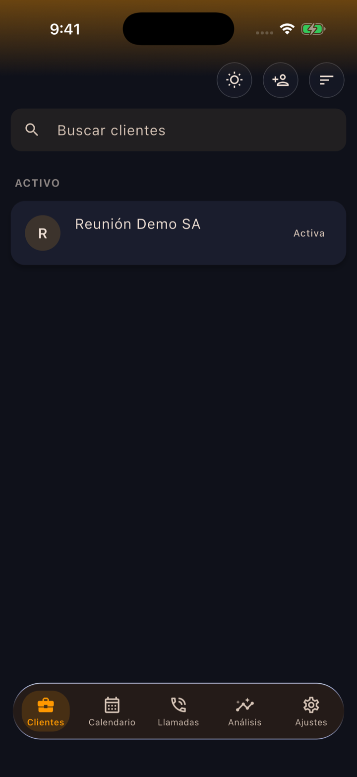 Pantalla de Clientes de FuaFlow CRM en un iPhone: buscador, lista de clientes activos y la barra de navegación con Clientes, Calendario, Llamadas, Análisis y Ajustes.